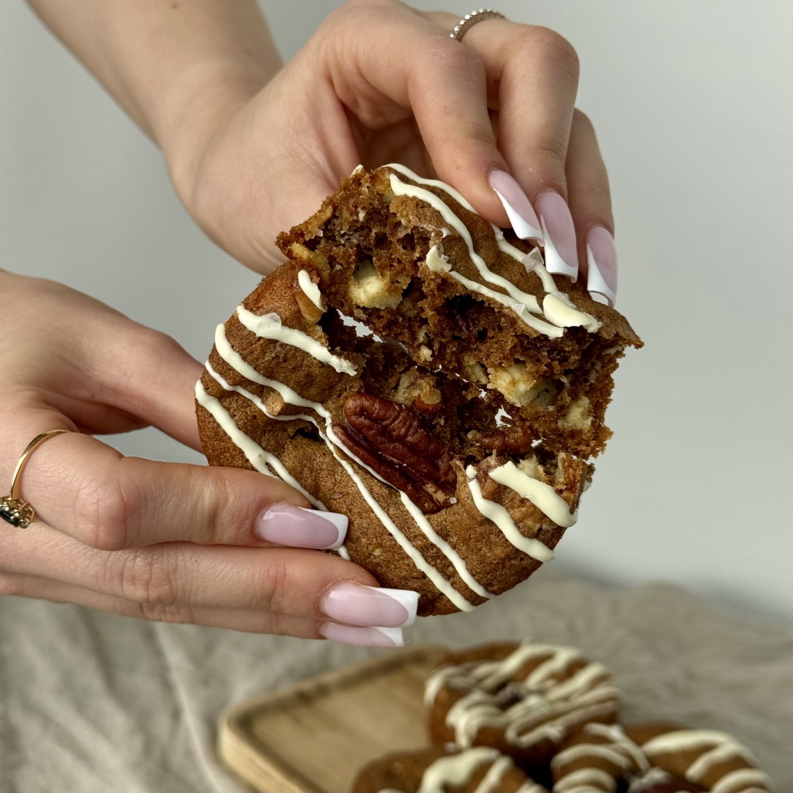 Orkiszowe ciastka z orzeszkami pekan i białą czekoladą