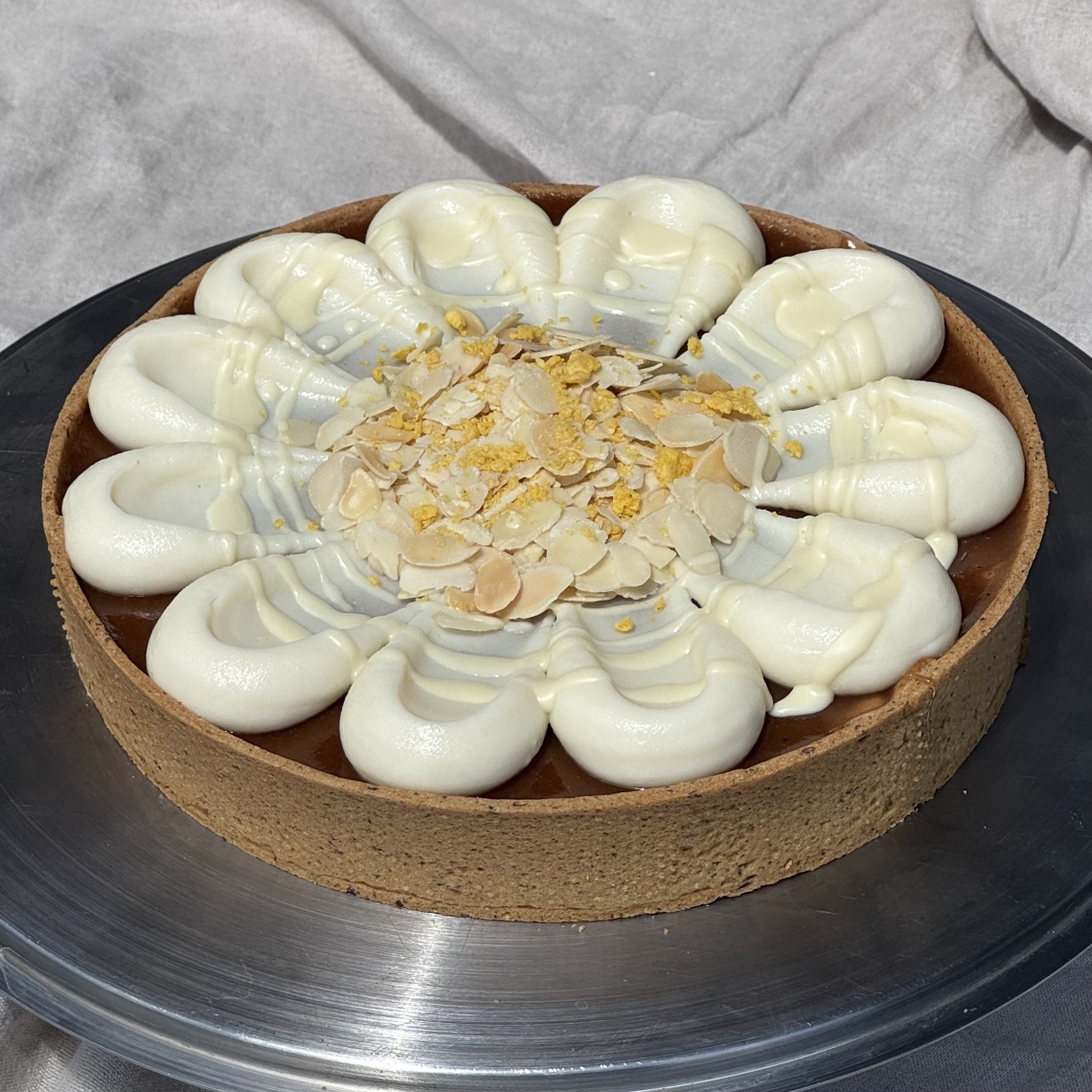 Tarta z cremoux migdałowym i karmelem