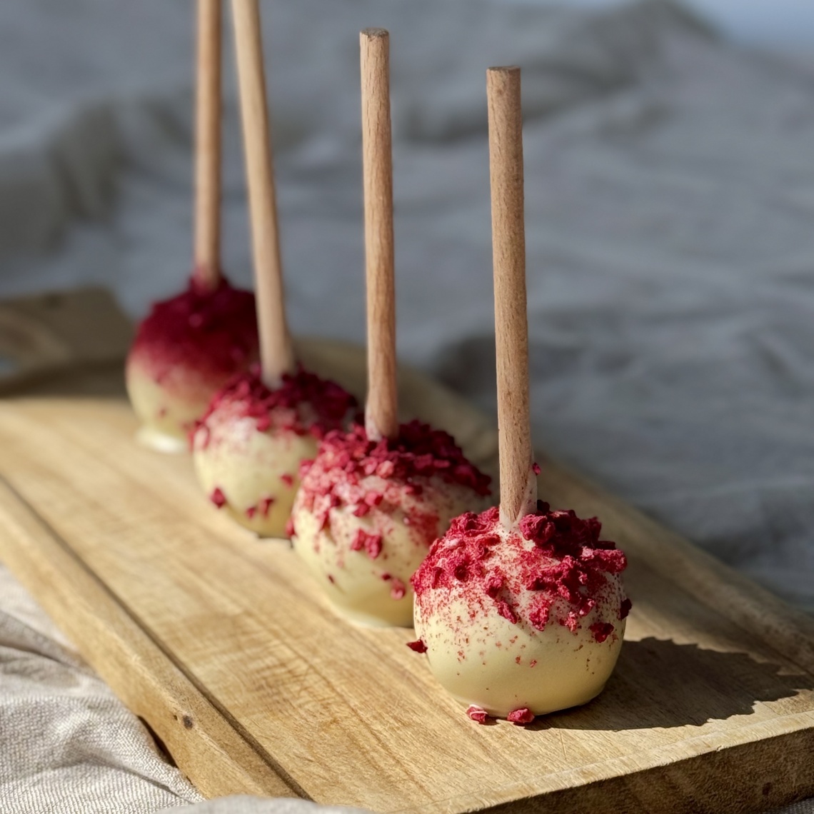 Cake pops malinowy w białej czekoladzie