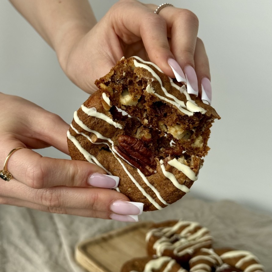 Orkiszowe ciastka z orzeszkami pekan i białą czekoladą