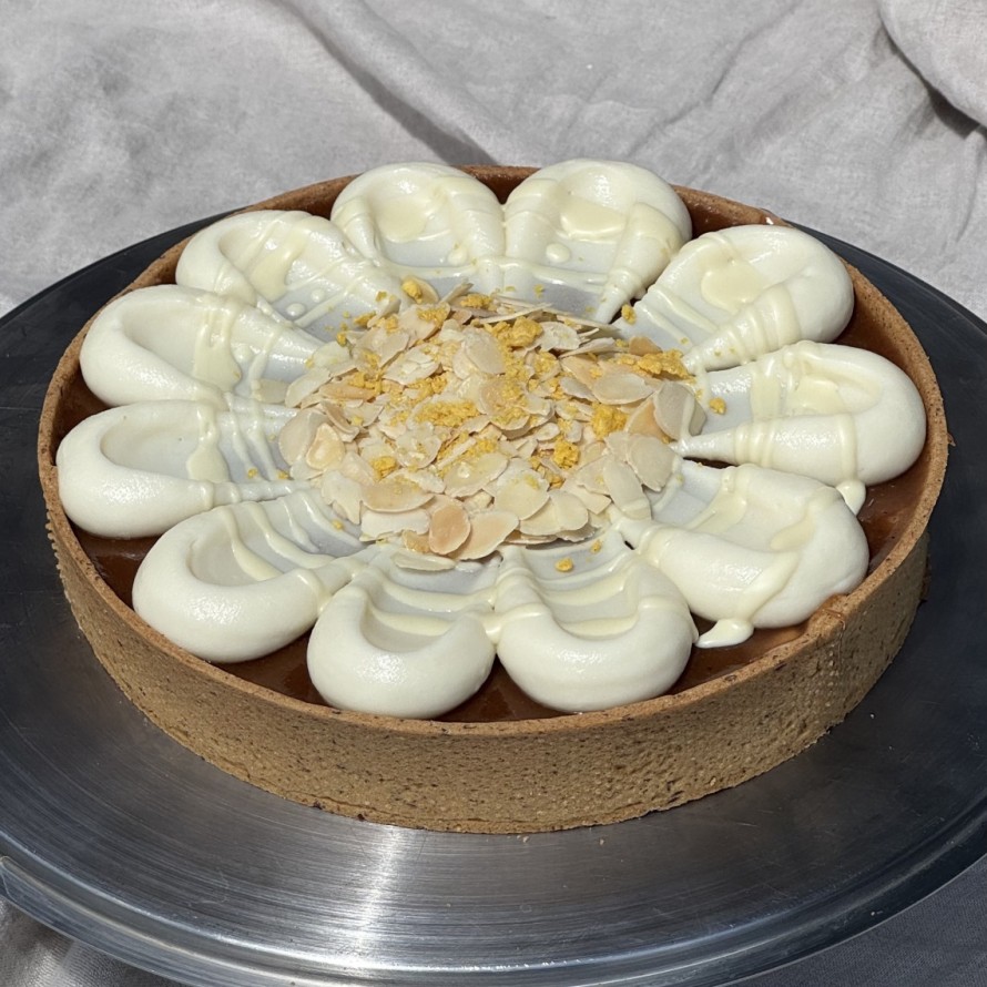 Tarta z cremoux migdałowym i karmelem