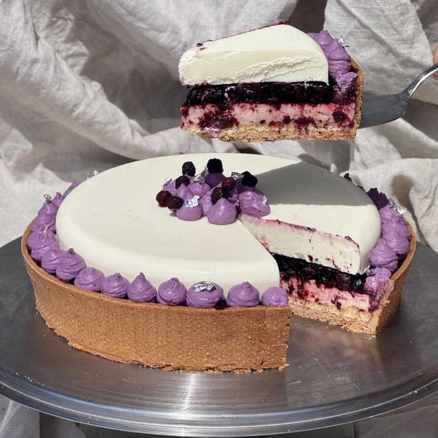 Tarta z jagodami leśnymi, crème brûlée i śmietanką