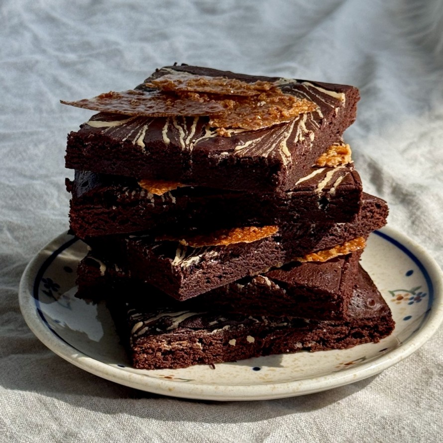 Brownie z pastą miso, palonym masłem i tahini