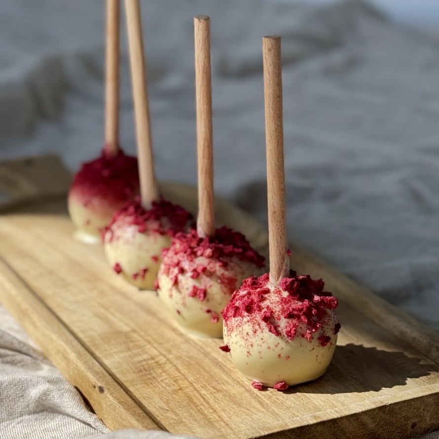 Cake pops malinowy w białej czekoladzie